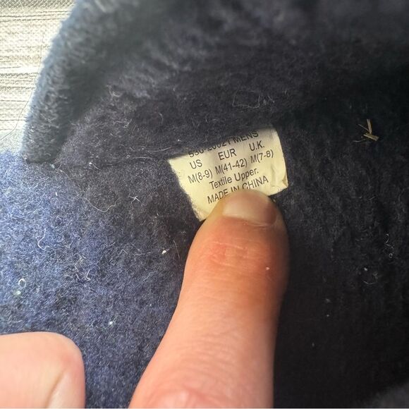 Levi's Men's Slippers Light Grey Gray with Dark Navy Blue Sherpa 8 9 Slip On - Picture 8 of 8